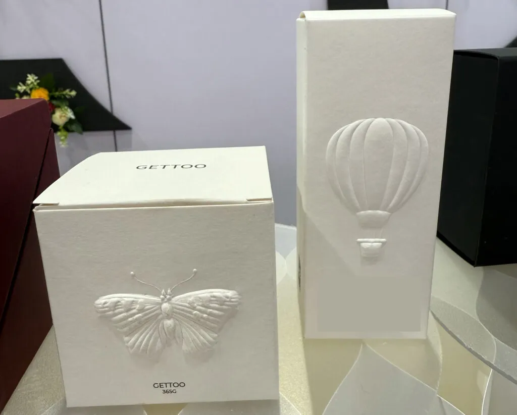 natural paper uncoated with good embossing